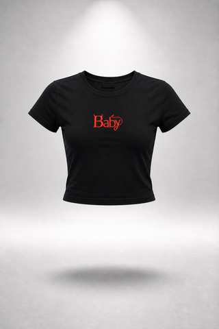 Baby Tee negra con logo Baby bordado en rojo