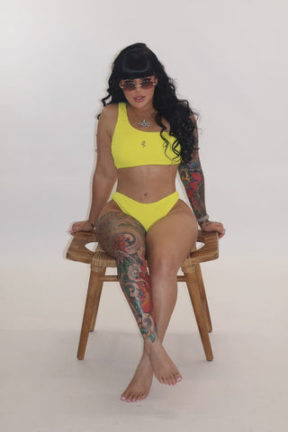 Golden Hour bikini amarillo - modelo 3